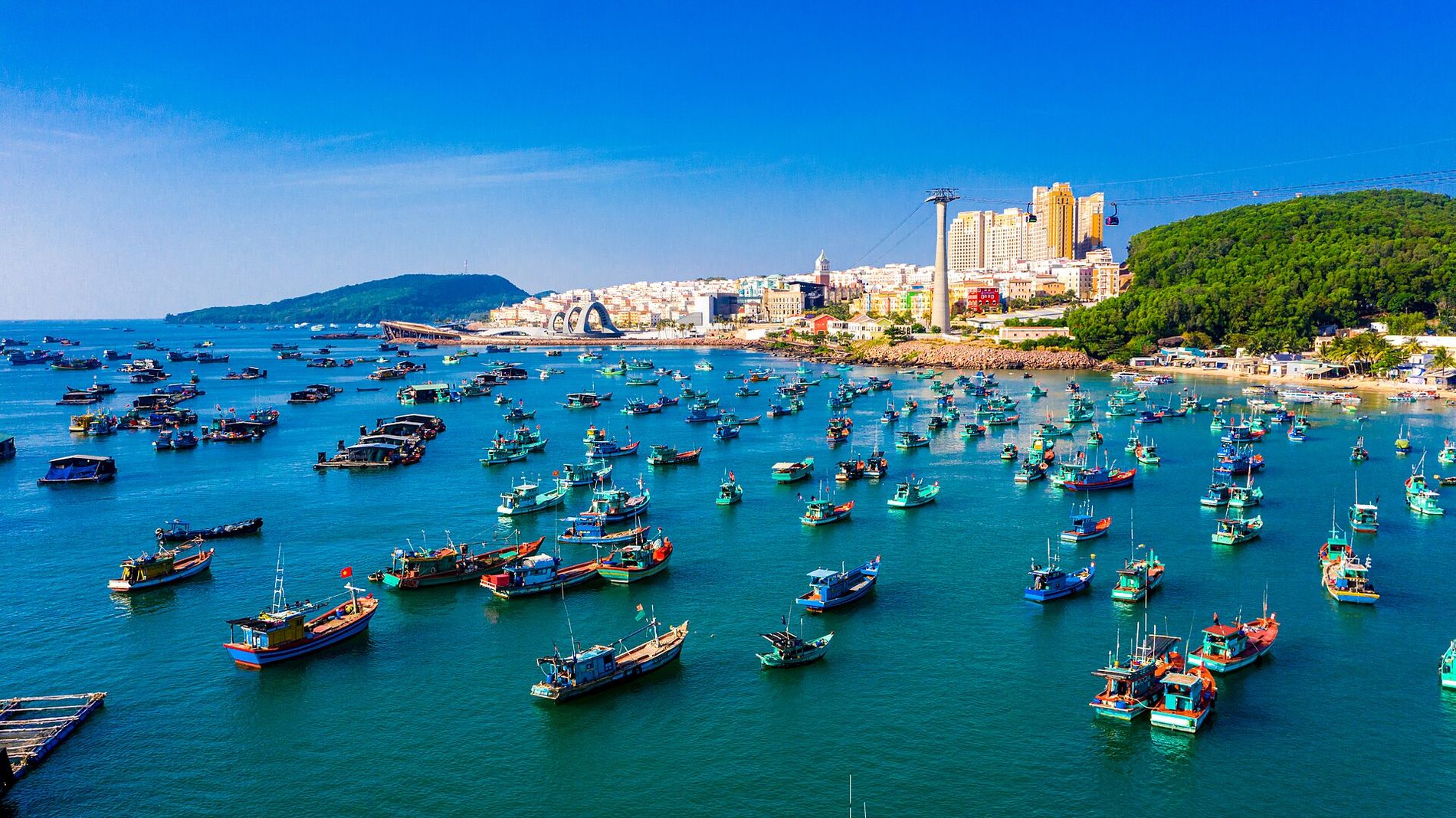 Hunderte vietnamesische Fischerboote liegen in einer türkisfarbenen Bucht vor der Küste